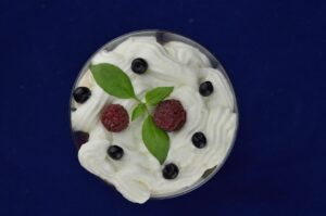 Ciotola fredda con panna montata, pronta per essere utilizzata in dolci e dessert.