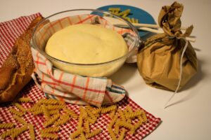 Pasta all'uovo fresca avvolta nella pellicola trasparente, pronta per riposare.