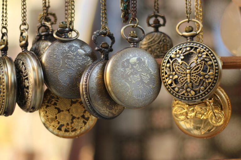 Catenine d'oro usate pronte per essere vendute, simbolo di investimenti e opportunità nel mercato attuale.