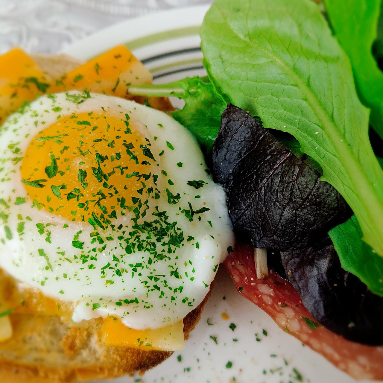 Uova in camicia perfette in un vortice d'acqua, mostra la tecnica per ottenere forme tonde.