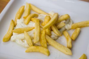 Recupero di maionese impazzita con tuorlo d'uovo e acqua in una ciotola.