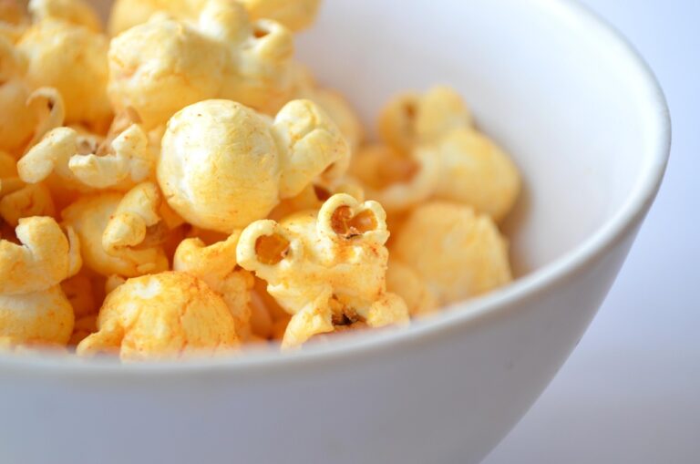 Popcorn aromatizzati con spezie e burro fuso, pronti per essere gustati.