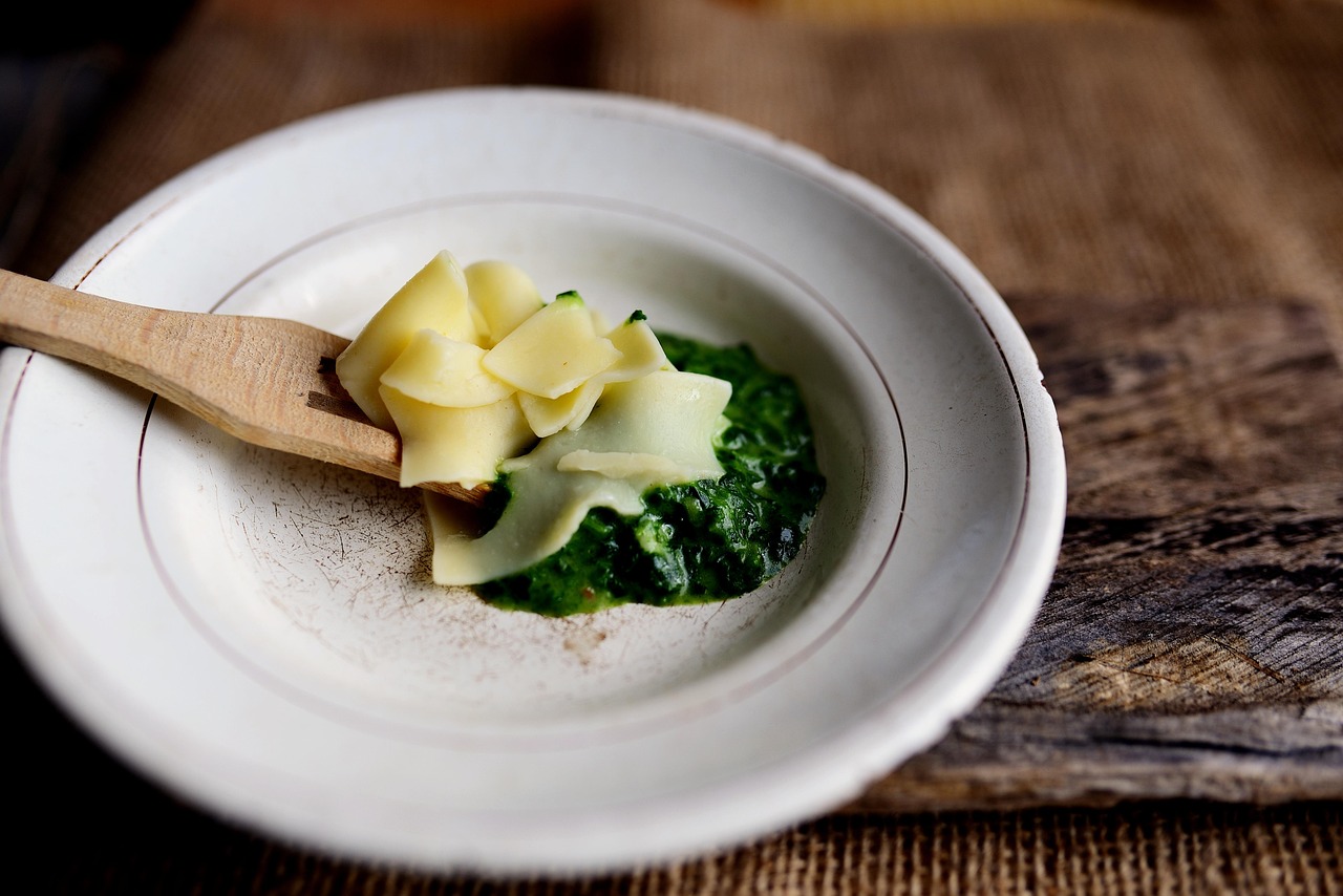 Ragù in pentola con vino rosso di bassa qualità che provoca un aspetto acido.