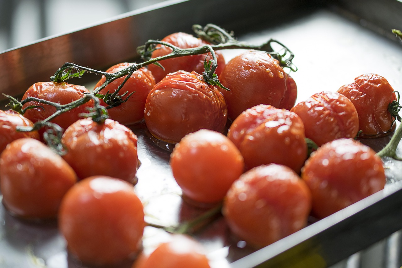 Pomodori incisi a croce pronti per essere sbollentati in acqua calda.