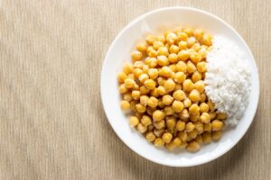 Legumi in scatola sciacquati in un colino per rimuovere sale e ridurre gonfiore.