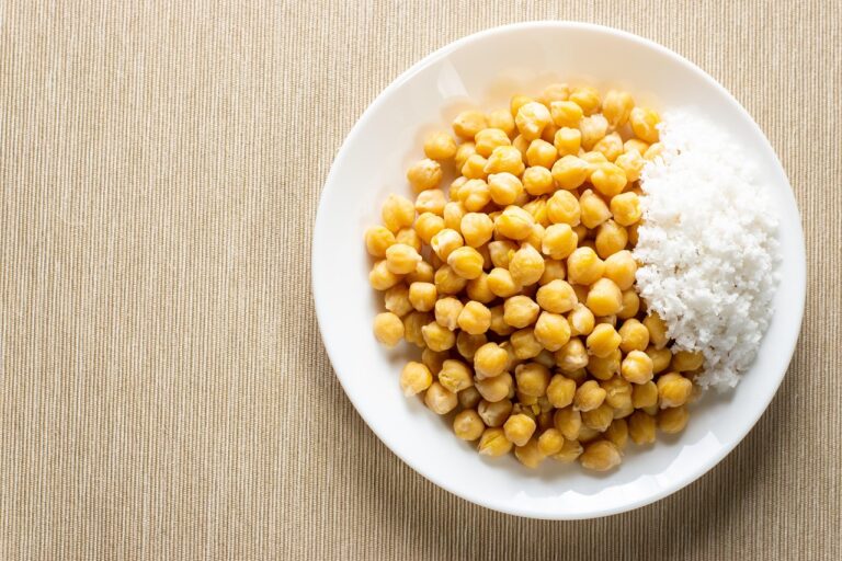 Legumi in scatola sciacquati in un colino per rimuovere sale e ridurre gonfiore.