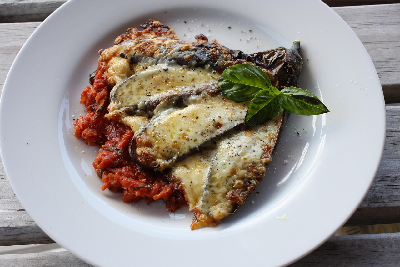 Melanzane grigliate e mozzarella light, ingredienti per una parmigiana leggera e gustosa.