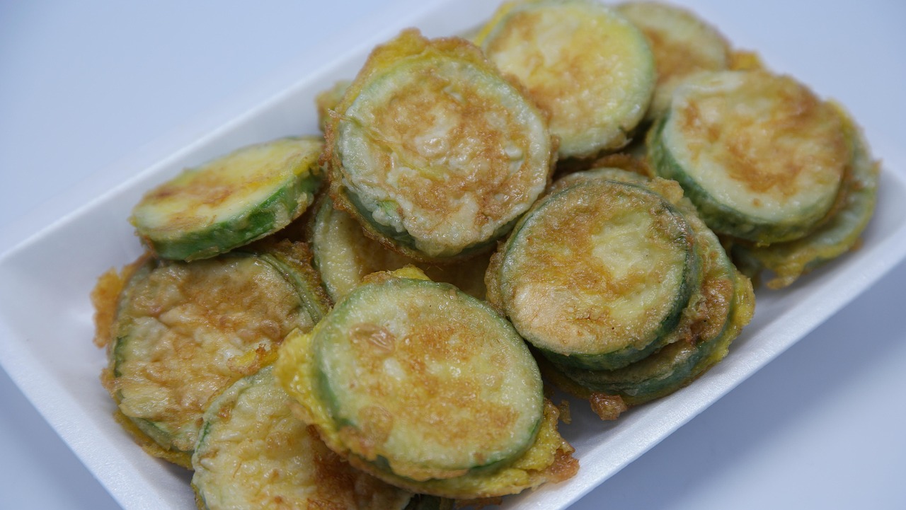 Zucchine trifolate dorate in padella, pronte da servire, salate solo alla fine della cottura.