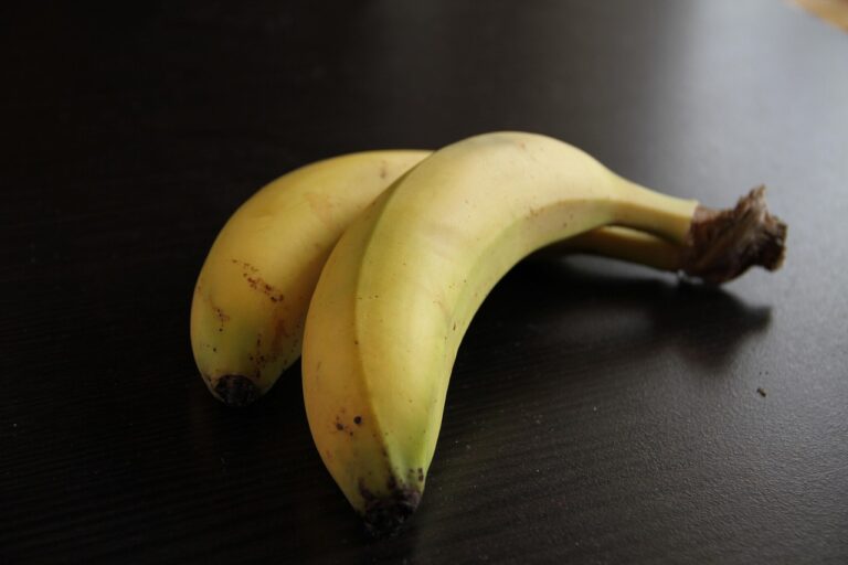 Banane con il picciolo avvolto in pellicola trasparente per conservarle più a lungo.
