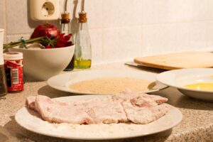Scaloppine dorate su un piatto, pronte per essere servite, evidenziando la loro tenerezza.