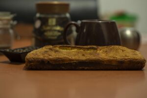 Torta allo yogurt 7 vasetti decorata con frutta fresca e panna montata.