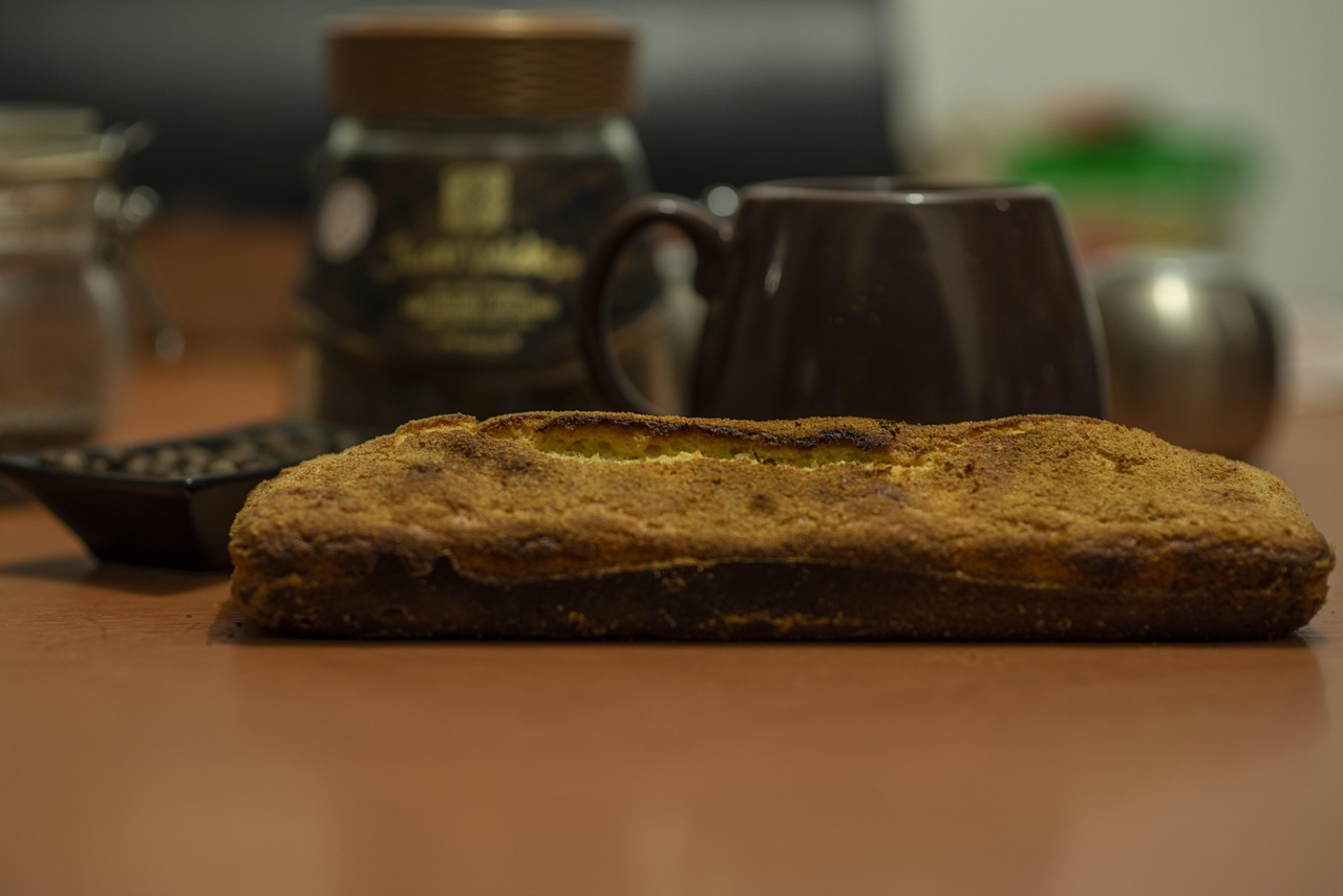 Torta allo yogurt 7 vasetti decorata con frutta fresca e panna montata.