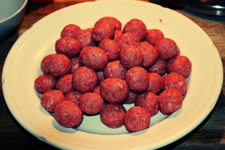 Polpette morbide in un piatto, con ingredienti come patate lesse e ricotta visibili nell'impasto.
