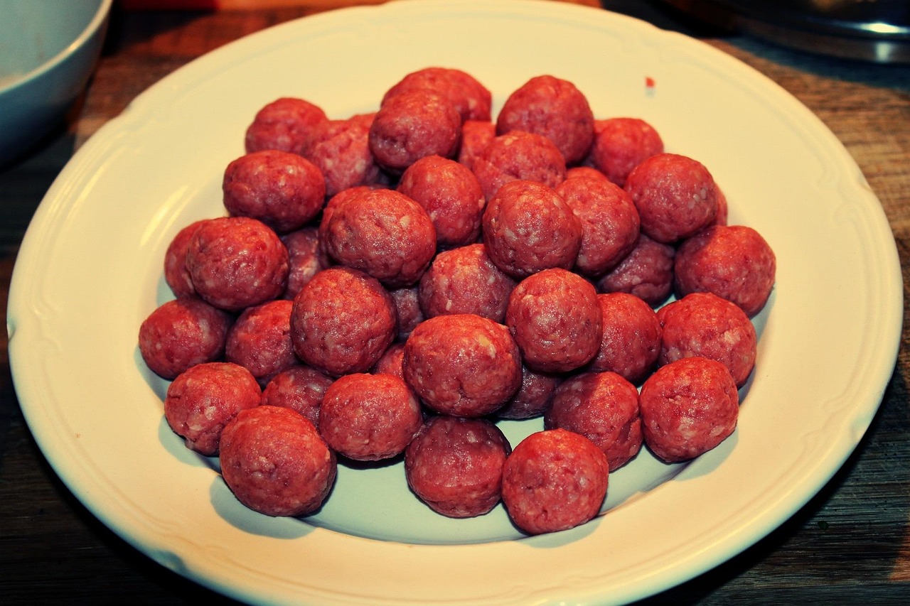 Polpette morbide in un piatto, con ingredienti come patate lesse e ricotta visibili nell'impasto.