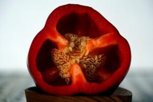 Peperoni tagliati a metà, senza semi e filamenti bianchi, pronti per essere cucinati.