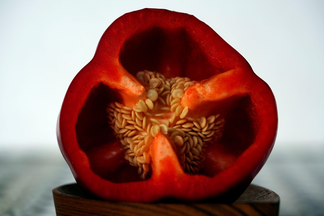 Peperoni tagliati a metà, senza semi e filamenti bianchi, pronti per essere cucinati.