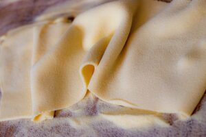 Pasta fresca fatta in casa, mostra di una consistenza perfetta con ingredienti freschi.