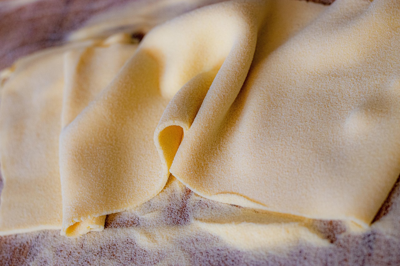 Pasta fresca fatta in casa, mostra di una consistenza perfetta con ingredienti freschi.