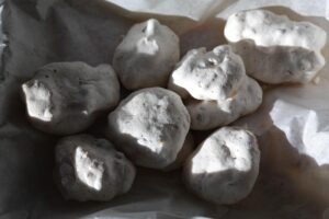 Meringhe bianche perfette in un forno a bassa temperatura con sportello socchiuso.