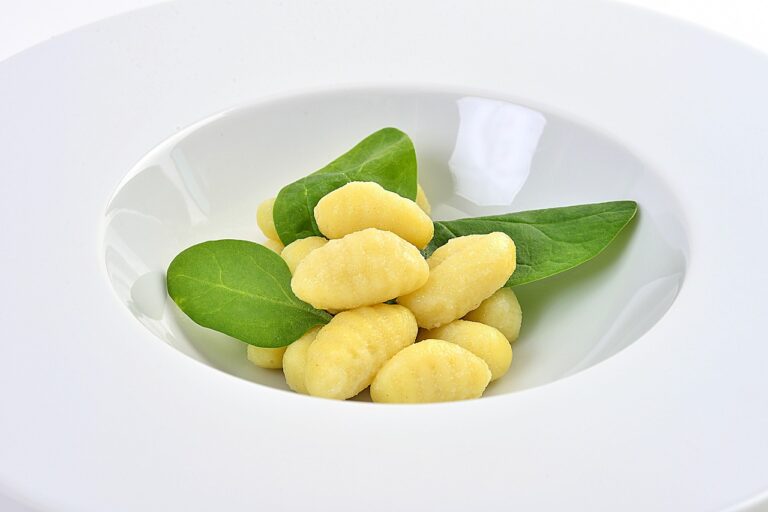 Gnocchi in primo piano con evidenti grumi di farina nell'impasto.