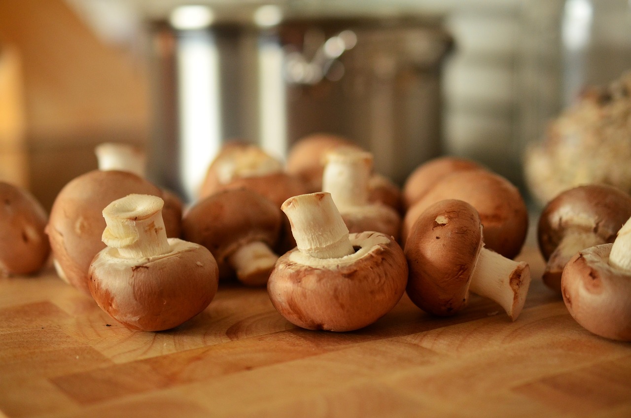 Funghi puliti con un panno umido e spazzolino, pronti per essere cucinati.