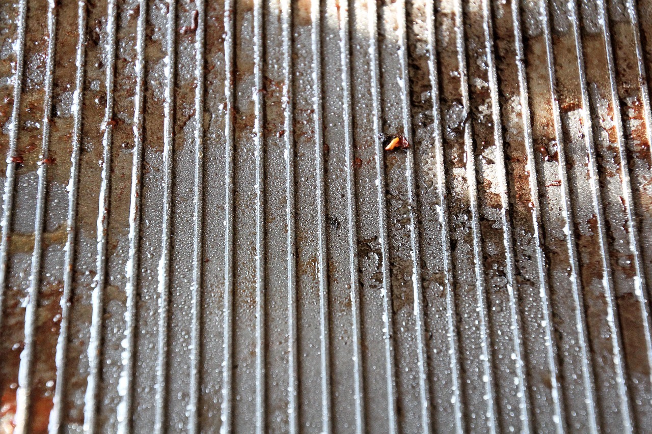 Un detergente naturale per pulire un forno incrostato con bicarbonato e aceto.