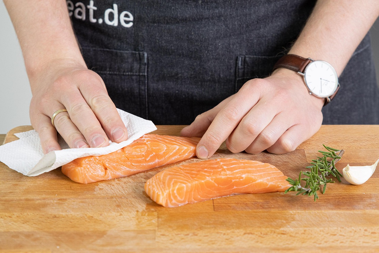 Salmone cotto a bassa temperatura in un barattolo, pronto per essere servito.