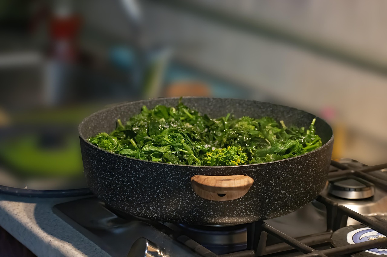 Cime di rapa fresche in padella, pronte per essere sbollentate e cucinate per un piatto saporito.