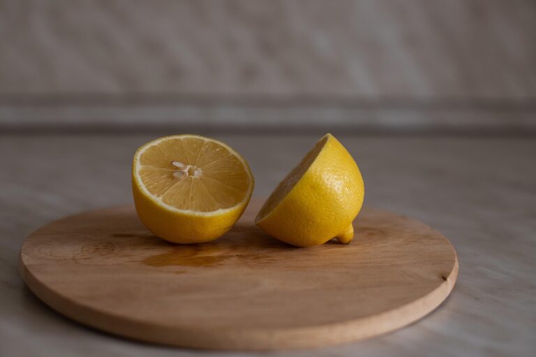 Mele tagliate immerse in acqua e limone per prevenire l'annerimento.