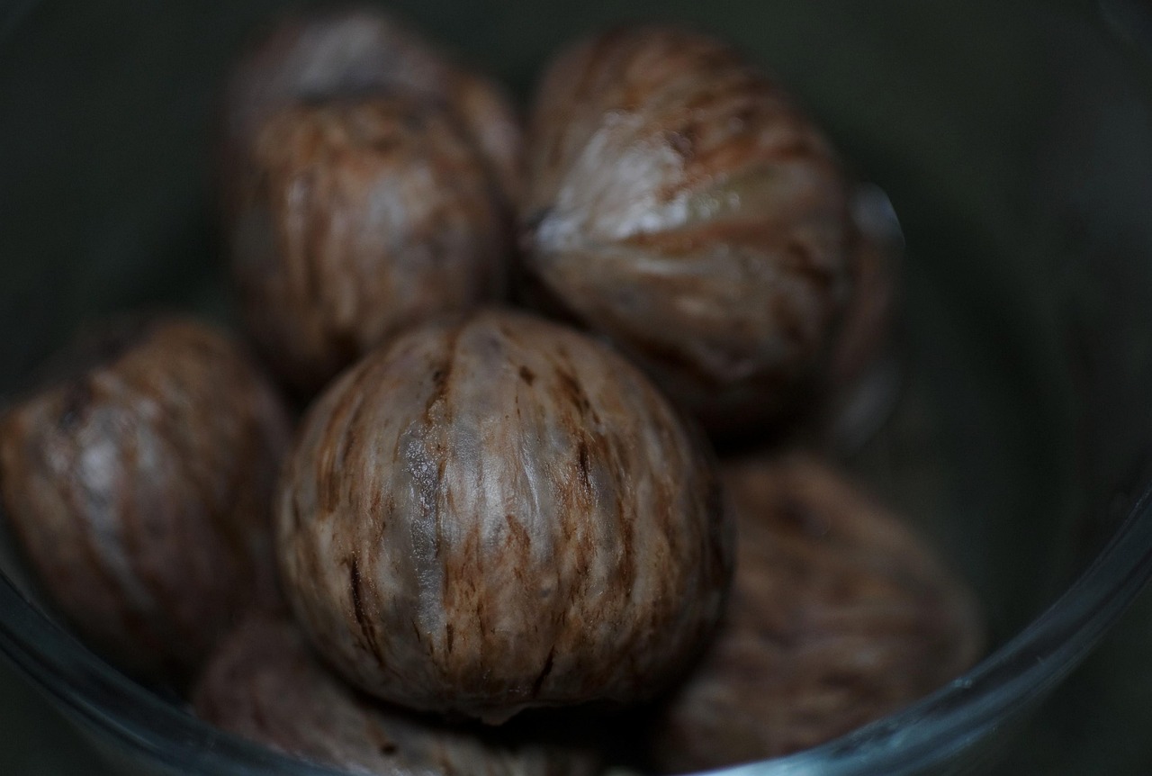 Castagne al forno incise su una teglia, pronte per la cottura.